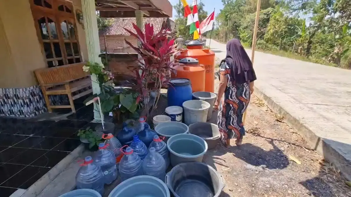 KEKERINGAN: Warga Dusun Dungus, Desa Karangpatihan, Kecamatan Pulung, harus mencari alternatif sumber air setelah sumur mengering dan pasokan PDAM berhenti mengalir. (Sugeng Dwi N./Jawa Pos Radar Ponorogo)