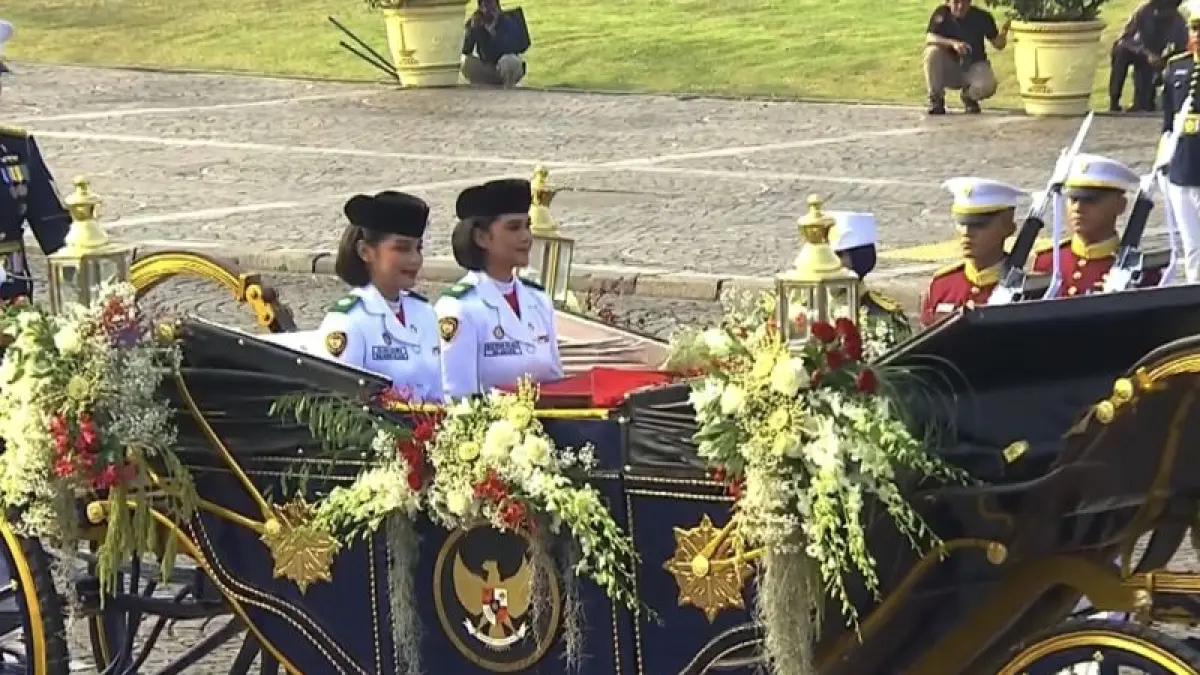 Kereta Kencana Garuda Prabayaksa membawa bendera pusaka dan teks proklamasi dalam kirab HUT ke-81 RI.