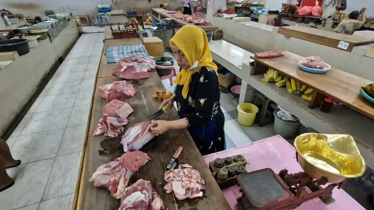 MAHAL: Pedagang daging sapi di Pasar Legi Ponorogo melayani pembeli di tengah kenaikan harga daging kualitas super hingga Rp 150 ribu per kilogram. (Sugeng Dwi N./Jawa Pos Radar Ponorogo)