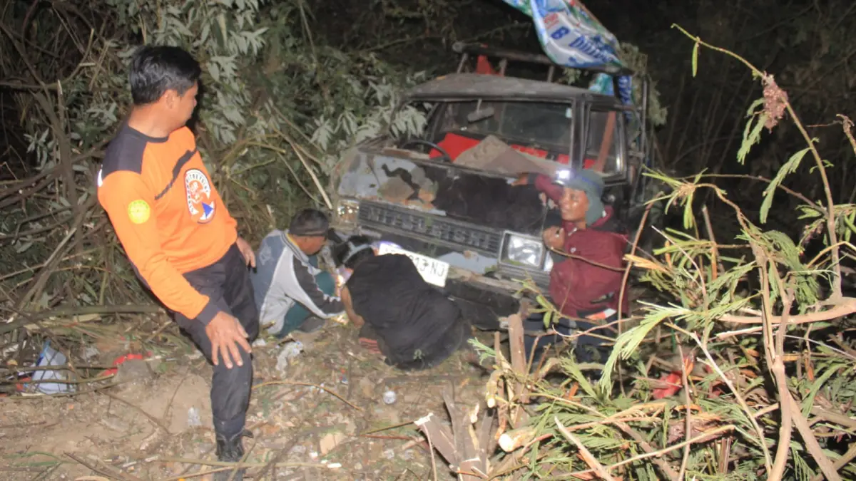 MASUK JURANG: Pikap Mitsubishi L300 terperosok ke jurang sekitar 25 meter seusai terlibat kecelakaan dengan sepeda motor di tikungan atas Telaga Wahyu, jalur Sarangan–Plaosan, Senin (17/8). (Aji Putra/Jawa Pos Radar Magetan)
