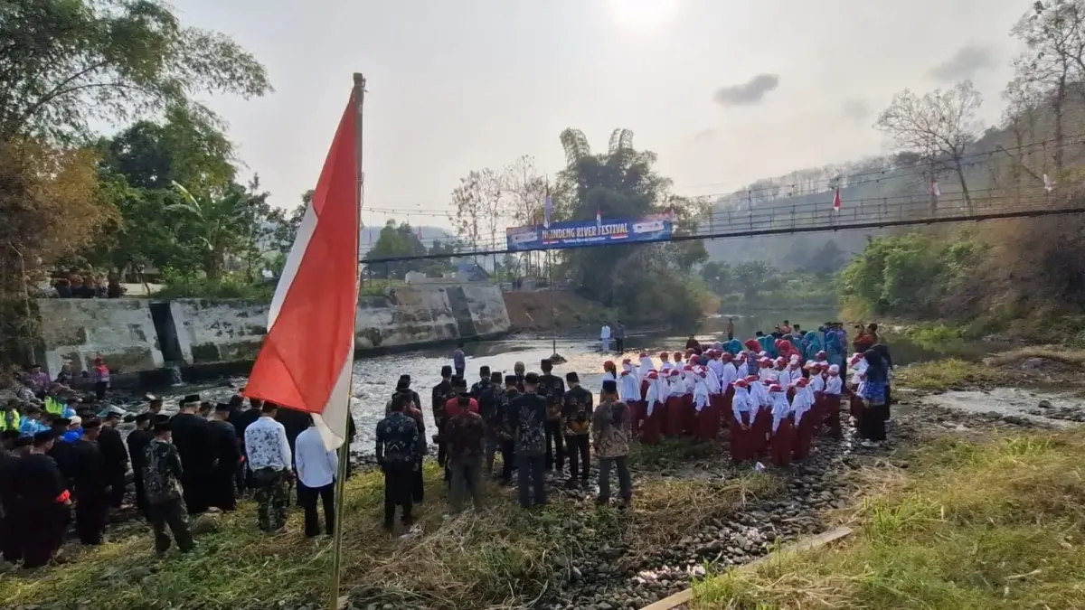 NAPAK TILAS: Pemdes Ngindeng menggelar upacara HUT ke-81 RI di Sungai Ngindeng, Sawoo, yang disebut menjadi bagian jalur gerilya Jenderal Soedirman, Senin (17/8). (Sugeng Dwi N./Jawa Pos Radar Ponorogo)