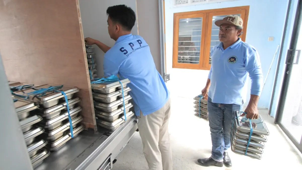 PENYALURAN: Petugas SPPG mendistribusikan menu Makan Bergizi Gratis (MBG) ke sekolah. Dapur SPPG di Magetan diwajibkan menyerap telur dari peternak lokal sesuai HAP. (Aji Putra/Radar Magetan)