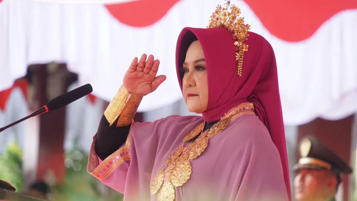 PESAN PERSATUAN: Bupati Magetan Nanik Endang Rusminiarti mengajak masyarakat memperkuat persatuan saat peringatan HUT ke-81 RI, Senin (17/8). (Aji Putra/Radar Magetan)