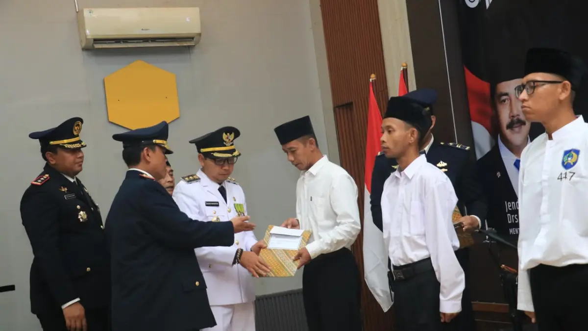 REMISI KEMERDEKAAN: Plt Wali Kota Madiun F. Bagus Panuntun menyerahkan secara simbolis SK remisi kepada warga binaan Lapas Kelas I Madiun, Senin (17/8). FOTO: DISKOMINFO KOTA MADIUN