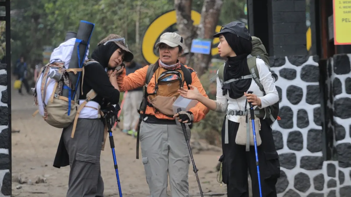 SERBU PUNCAK LAWU: Ribuan pendaki memadati pos perizinan jalur pendakian Gunung Lawu via Cemoro Sewu menjelang upacara HUT ke-81 Kemerdekaan RI. AJI PUTRA/RADAR MAGETAN