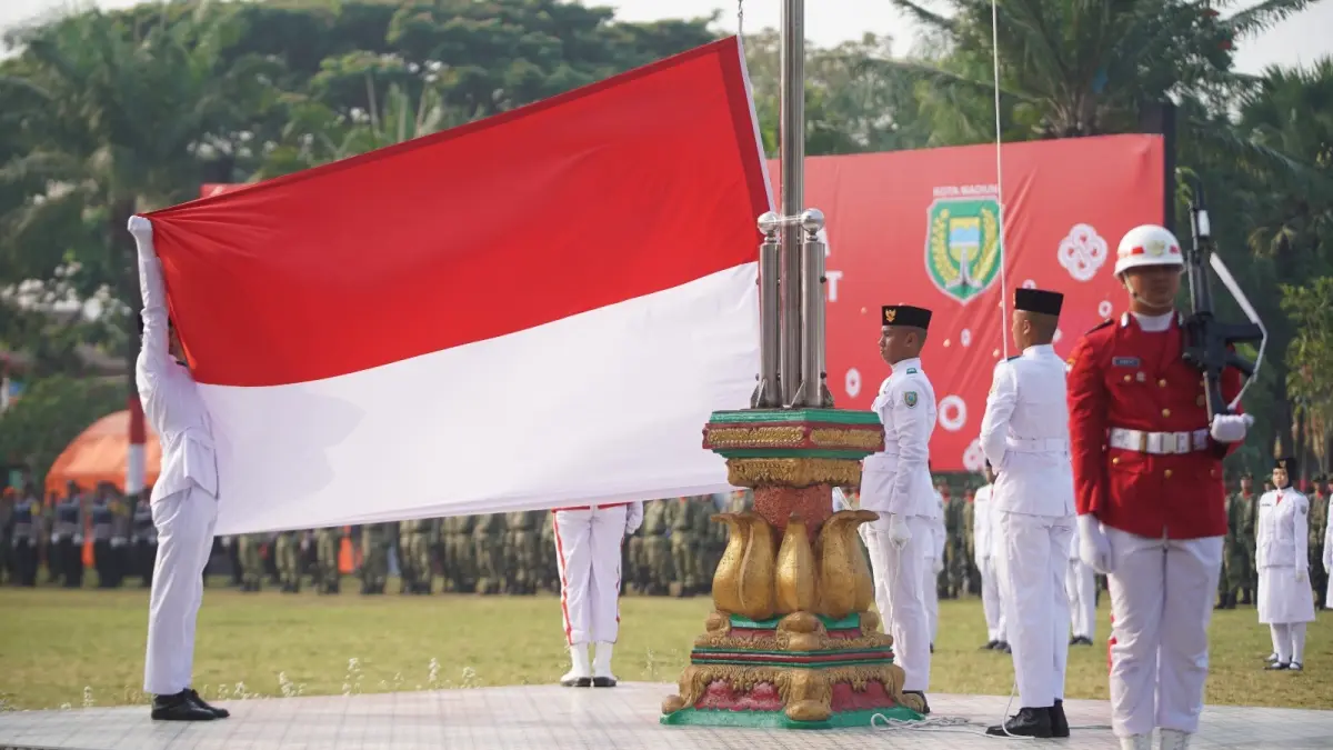 SOLIDARITAS: Upacara HUT ke-81 RI di Alun-Alun Kota Madiun menjadi momentum memperkuat kepedulian terhadap korban bencana NTT. (Diskominfo Kota Madiun)