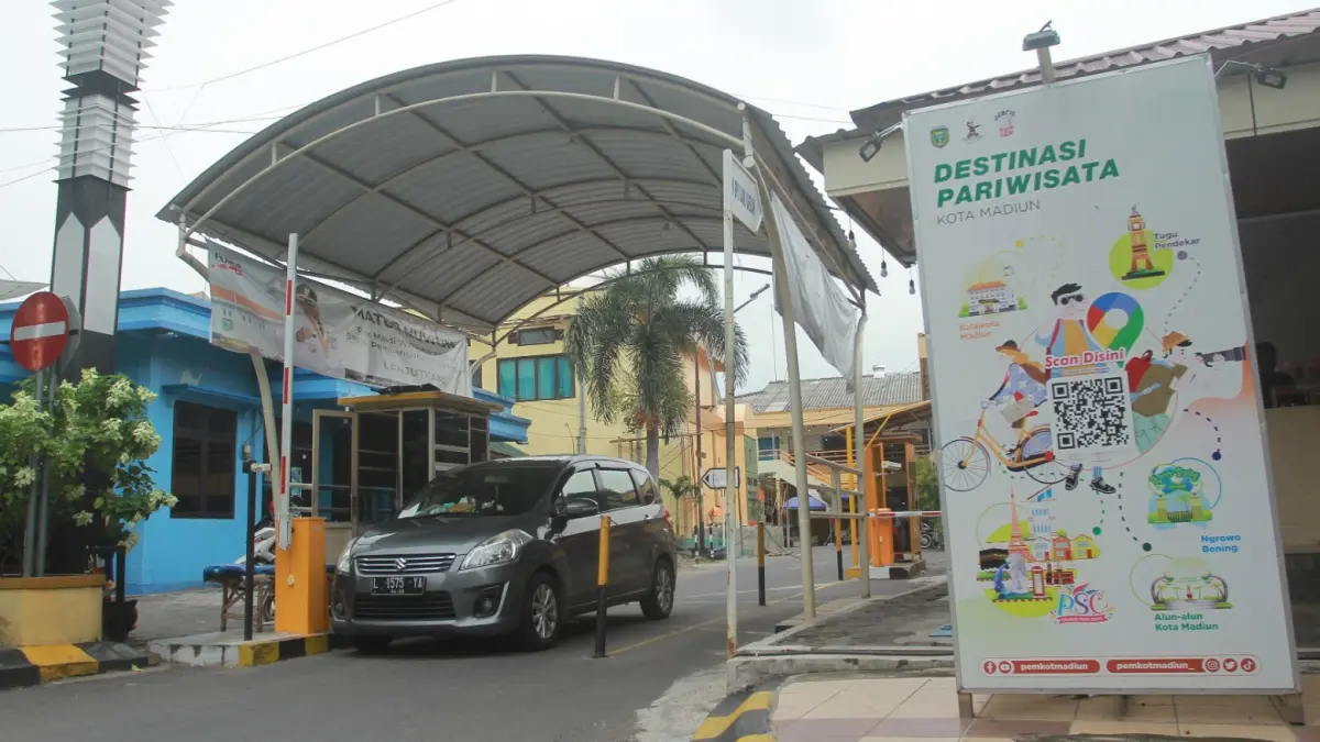 SUMBER PENDAPATAN: Area parkir Pasar Sleko yang dibidik Perumda Aneka Usaha sebagai lini bisnis baru. Rencana pengelolaannya saat ini masih dalam tahap kajian. BAGAS BIMANTARA/RADAR MADIUN