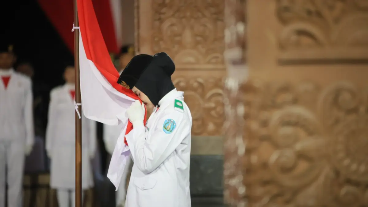 TELADAN GENERASI MUDA: Sebanyak 70 anggota Paskibraka Ponorogo dikukuhkan di Pendapa Pemkab Ponorogo, Sabtu malam (15/8). Mereka bertugas pada upacara HUT ke-81 Kemerdekaan RI, Senin (17/8).