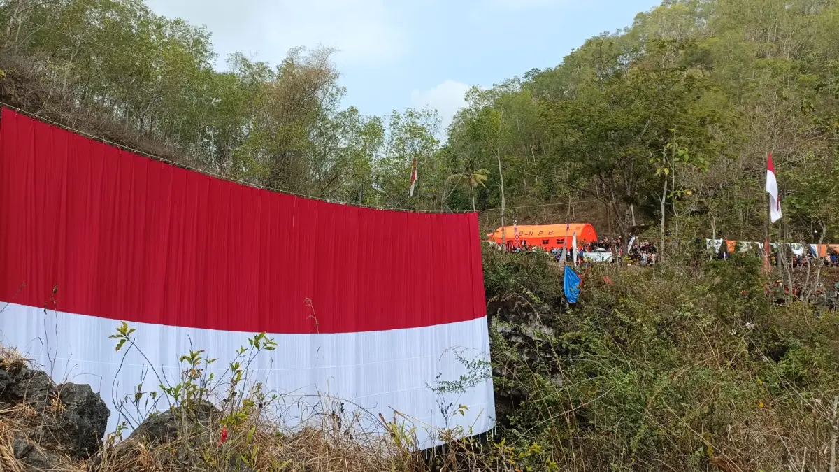 TELUSURI KEDALAMAN: Sebanyak 30 caver mengikuti Ekspedisi Gahvara Yava 2026 untuk memetakan lorong Luweng Ombo, Donorojo, Pacitan, disertai penelitian bersama BRIN. (Nur Cahyono/Jawa Pos Radar Pacitan)