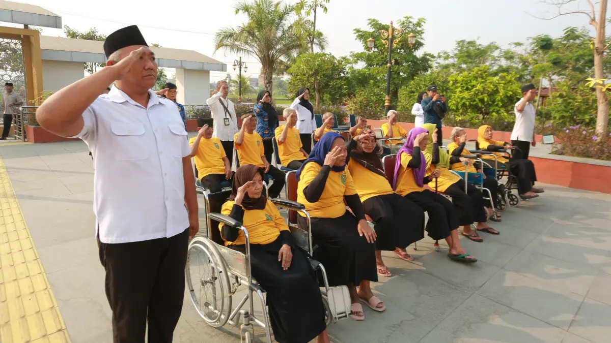 TETAP SEMANGAT: Penghuni Pondok Lansia Kota Madiun mengikuti upacara HUT ke-81 RI dan memeriahkannya dengan berbagai perlombaan, Senin (17/8). (Bagas Bimantara/Jawa Pos Radar Madiun)