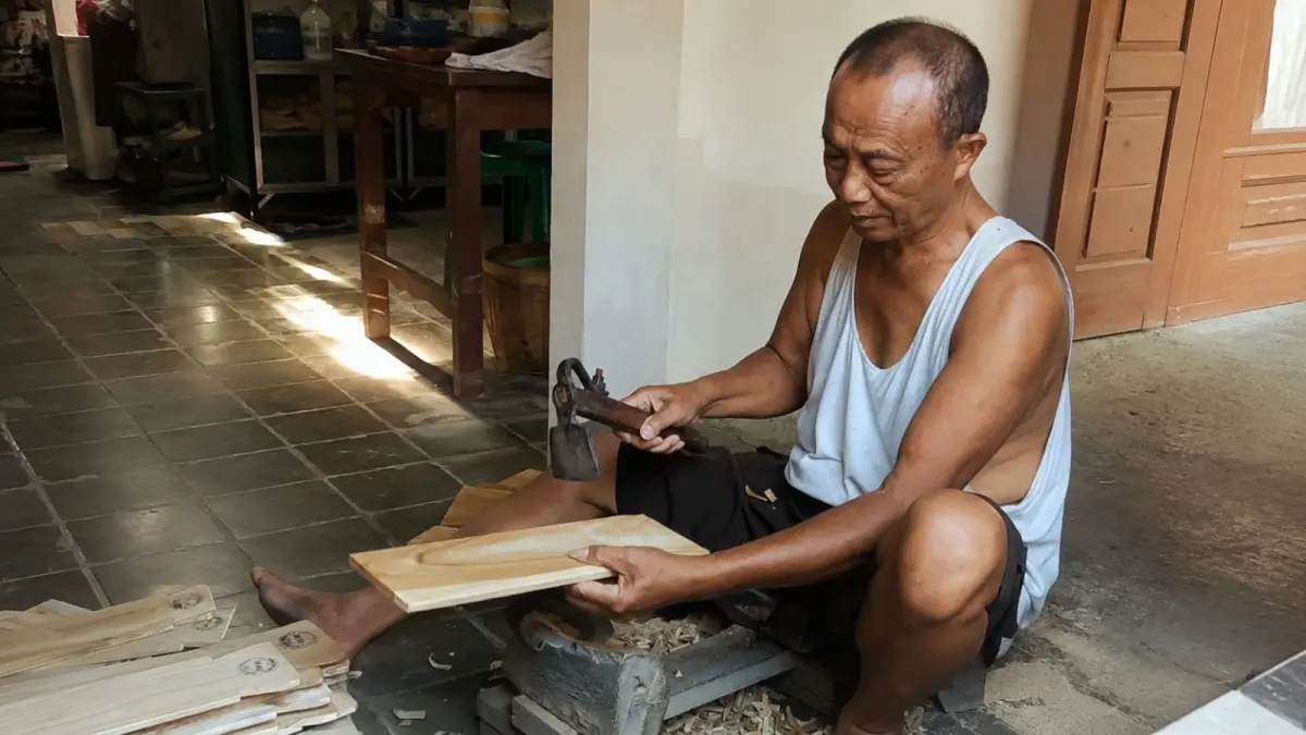 TRADISIONAL: Perajin memproduksi parut berbahan kayu jati di Dusun Jambe Kidul, Desa Jambangan, Paron. Kelangkaan bahan baku membuat produksi merosot hingga 75 persen.