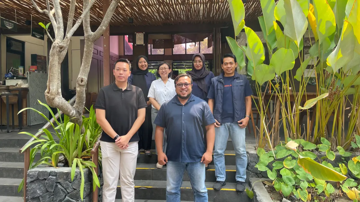 Direktur Jawa Pos Radar Madiun Ockta Prana (depan, kanan) dan jajaran bersama Owner Srasadesa Nicholas Han Sutrisno (depan, kiri). 