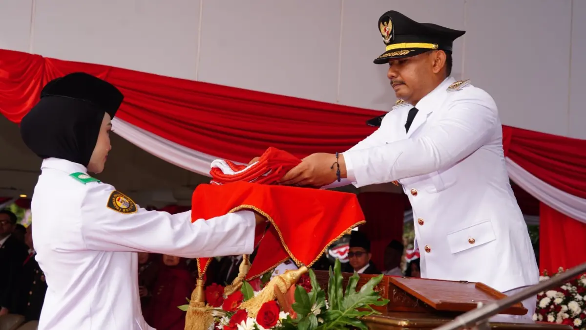 DUKUNG PROGRAM NASIONAL: Bupati Ngawi Ony Anwar Harsono memimpin upacara HUT ke-81 Kemerdekaan RI di Alun-Alun Ngawi, Senin (17/8). (Prokopim Ngawi untuk Jawa Pos Radar Ngawi)