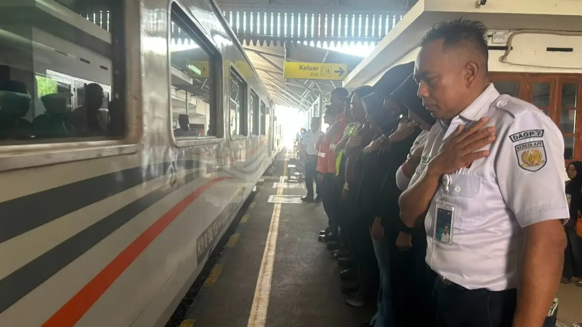 MAAF: Pihak KAI Daop 7 Madiun memberikan salam permohonan maaf kepada para penumpang kereta yang mengalami keterlambatan keberangkatan di Stasiun Madiun akibat insiden truk mogok di JPL Sukosari.
