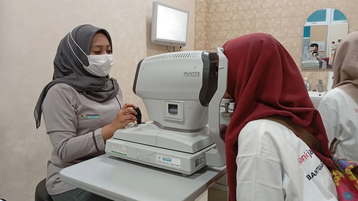 Ratusan siswa mendapat bantuan kacamata gratis dari Bank Jatim Cabang Madiun dan IZI. (ANDI DIMAS/RADAR MADIUN)