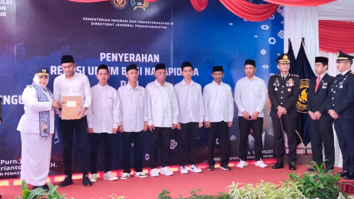 REMISI KEMERDEKAAN: Plt Bupati Ponorogo Lisdyarita menyerahkan dokumen remisi kepada warga binaan Rutan Kelas IIB Ponorogo, Senin (17/8). (Sugeng Dwi N./Jawa Pos Radar Ponorogo)