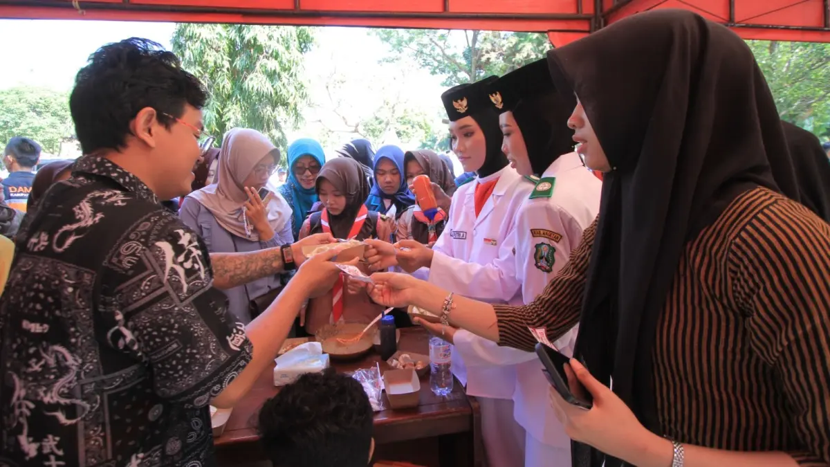 SARAPAN GRATIS: Warga memadati tenda UMKM dalam program Merdeka Sarapan seusai upacara HUT ke-81 RI di Alun-Alun Magetan. (Aji Putra/Radar Magetan)