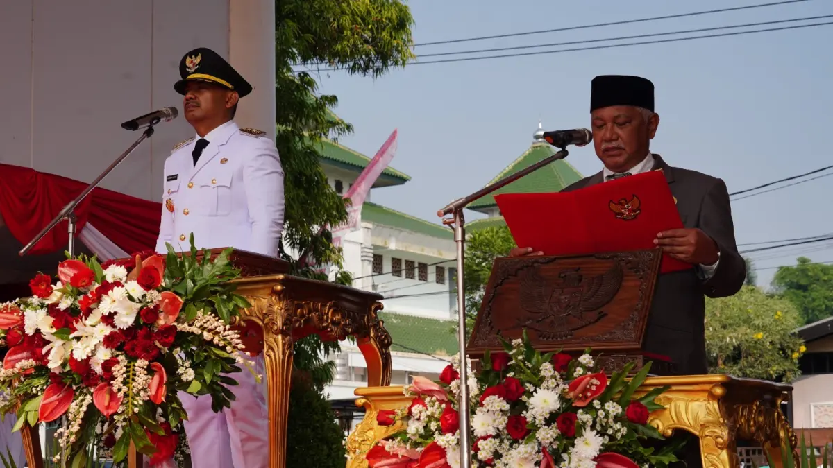 SEMANGAT KEMERDEKAAN: Ketua DPRD Ngawi Yuwono Kartiko membacakan teks Proklamasi saat upacara HUT ke-81 RI di Alun-Alun Ngawi, Senin (17/8). (Prokopim Ngawi untuk Jawa Pos Radar Ngawi)