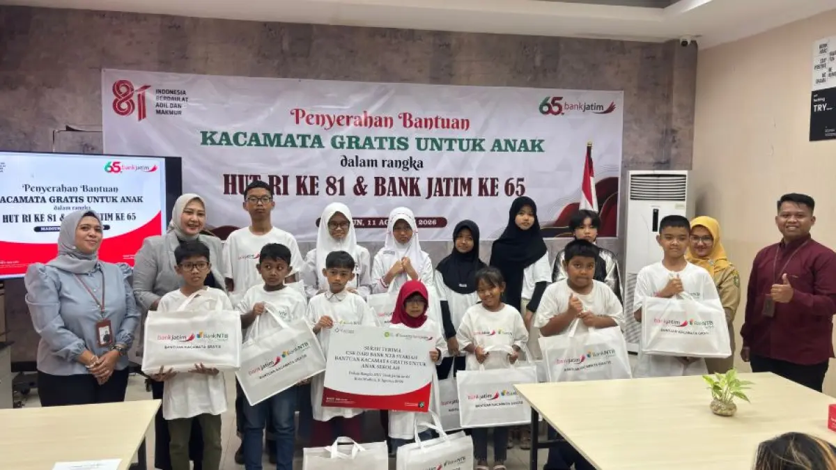 SIMBOLIS: Perwakilan Bank Jatim Cabang Madiun dan IZI menyerahkan bantuan kacamata gratis kepada penerima manfaat. (ANDI DIMAS/RADAR MADIUN)