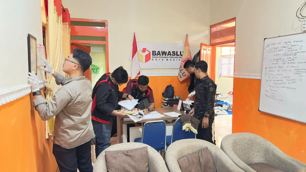 CARI BUKTI: Tim penyidik Kejari Kota Madiun menggeledah kantor Bawaslu Kota Madiun terkait penyidikan dugaan korupsi, Rabu (19/8). FOTO: KEJARI KOTA MADIUN