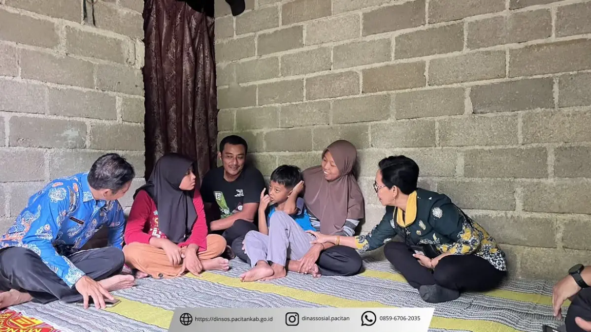 CARI SISWA: Pihak SRT 1 Pacitan bersama pendamping PKH turun langsung mencari calon peserta didik baru jenjang SD dari keluarga desil 1–2. Empat dari 30 bangku masih kosong. (SRT 1 Pacitan)