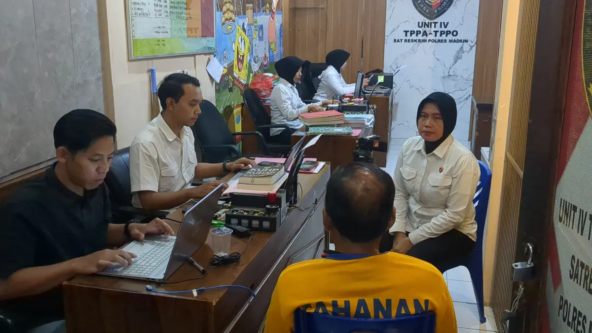 DIBEKUK: Polisi menangkap Totok setelah diduga menusuk istri siri dan anak korban di Kecamatan Wungu, Kabupaten Madiun. DIAN RAHAYU/RADAR MADIUN