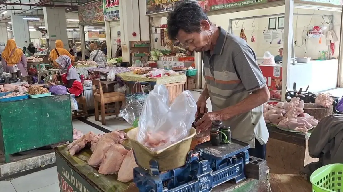 HARGA NAIK: Pedagang melayani pembelian daging ayam potong di Pasar Besar Ngawi. Harganya kini mencapai Rp43 ribu per kilogram setelah naik bertahap menjelang HUT ke-81 RI. (Asep Syaeful Bachri/Jawa Pos Radar Ngawi)