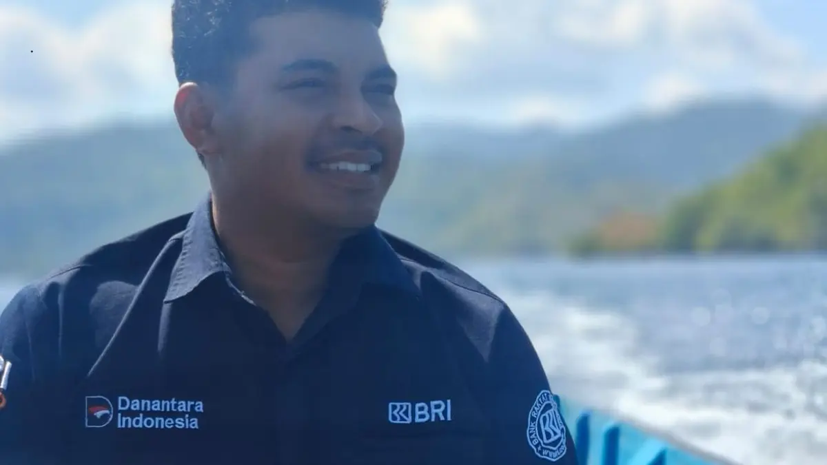 JALANKAN TUGAS: Salah seorang mantri BRI ketika melaksanakan tugas perbankan hingga wilayah kepulauan di Maluku Utara.