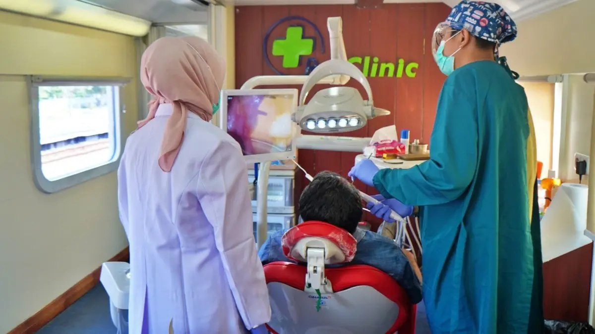 LAYANAN GRATIS: Rail Clinic KAI memberikan pemeriksaan dan pengobatan gratis kepada masyarakat di Stasiun Geneng, Ngawi.
