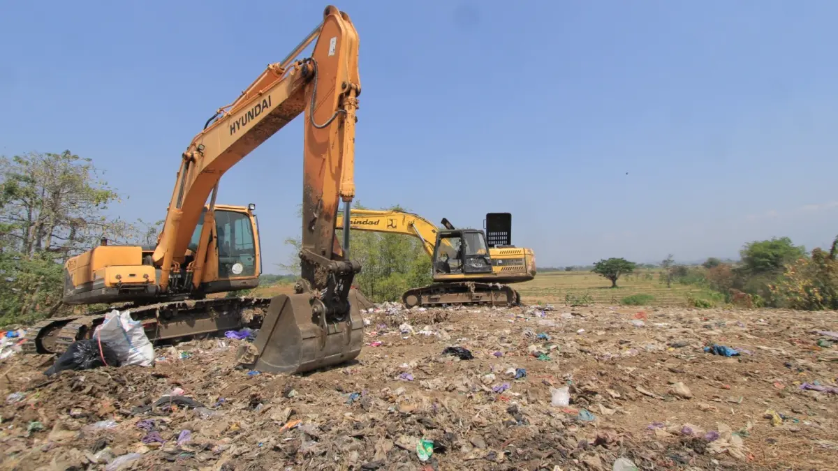 OVERLOAD: Timbunan sampah memenuhi TPA Milangasri, Kecamatan Panekan, yang menerima sekitar 50 ton sampah setiap hari. Pemkab Magetan menyiapkan perluasan lahan hingga landfill mining. (Aji Putra/Radar Magetan)