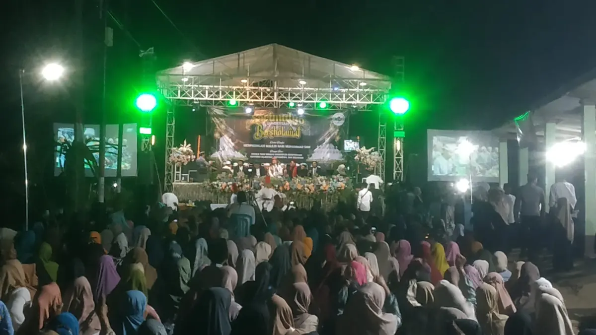 Pemdes Sumbersari menggelar pengajian akbar Sarimulyo Bersholawat untuk memperingati Maulid Nabi dan HUT ke-81 RI sekaligus memperkuat kerukunan.