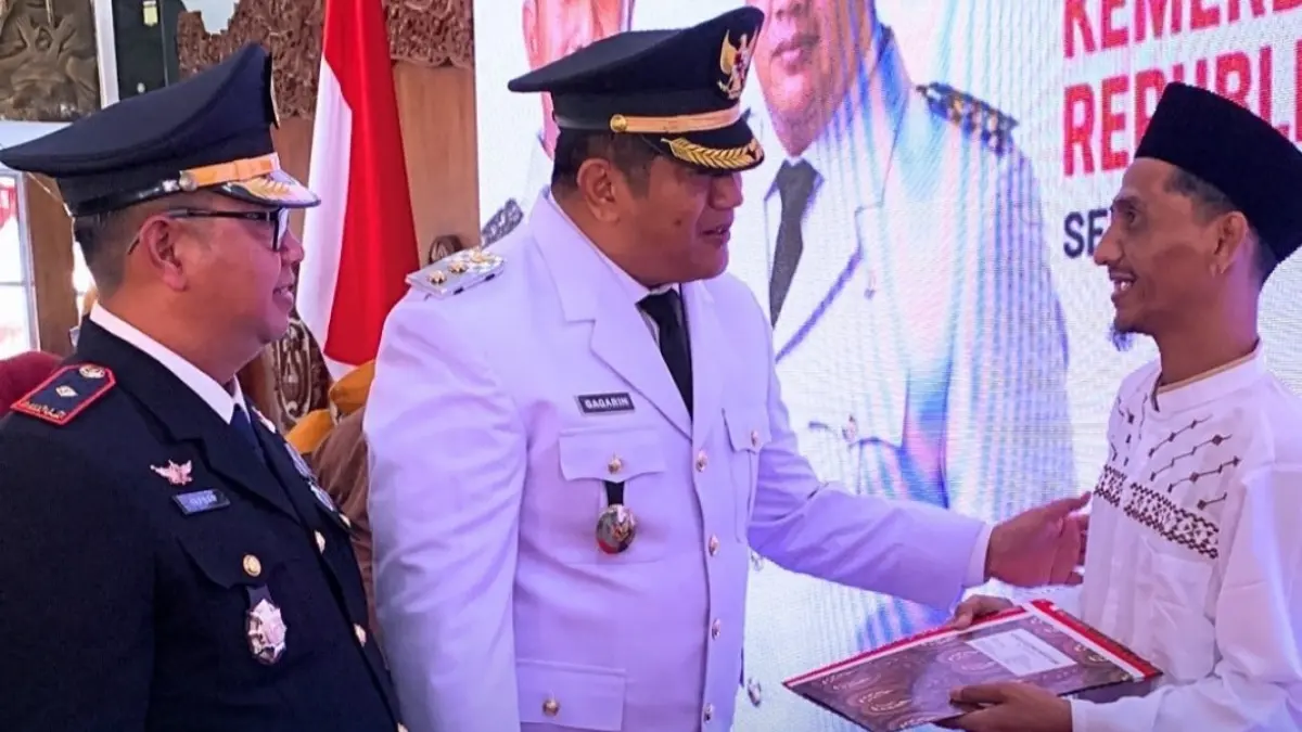 REMISI KEMERDEKAAN: Wabup Pacitan Gagarin Sumrambah menyerahkan secara simbolis surat keputusan remisi kepada warga binaan Rutan Kelas IIB Pacitan, Senin (17/8). (Prokopim Pemkab Pacitan)