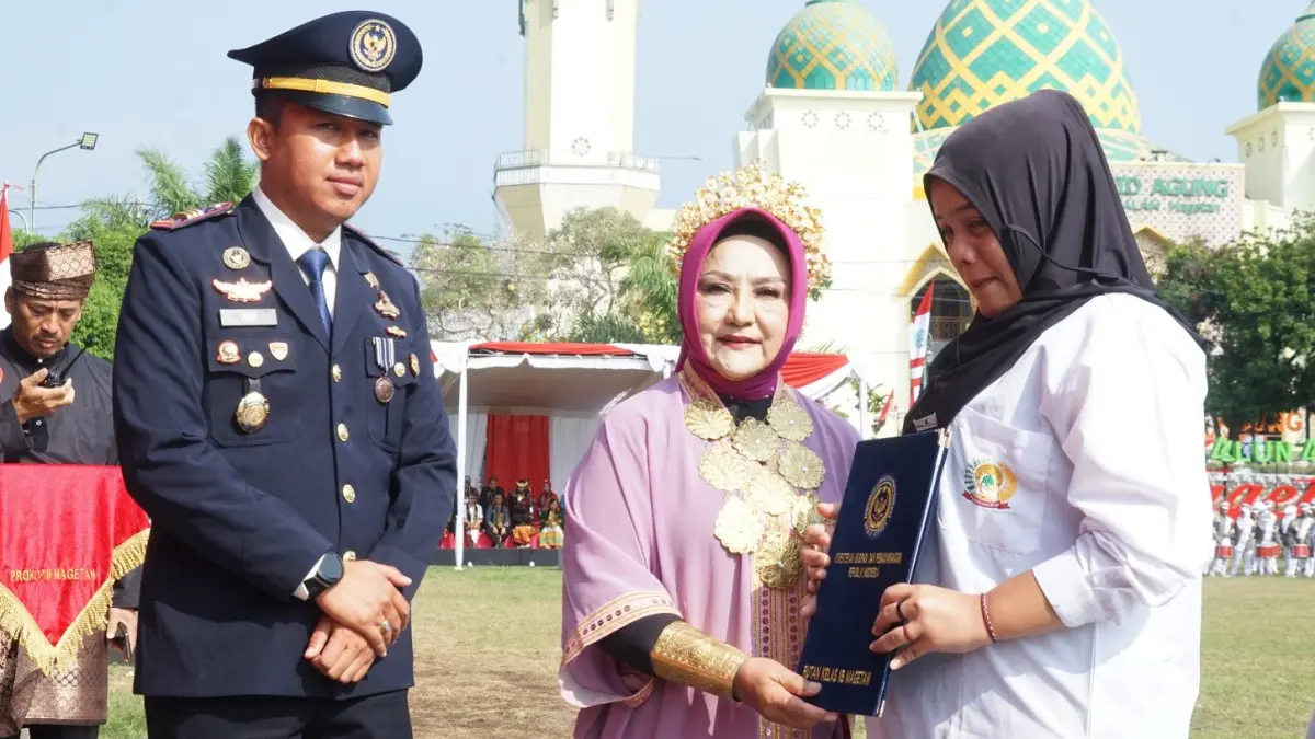 REMISI KEMERDEKAAN: Warga binaan Rutan Kelas IIB Magetan menerima SK Remisi Kemerdekaan dalam rangkaian HUT ke-81 RI. Sebanyak 10 narapidana langsung bebas. (Aji Putra/Radar Magetan)