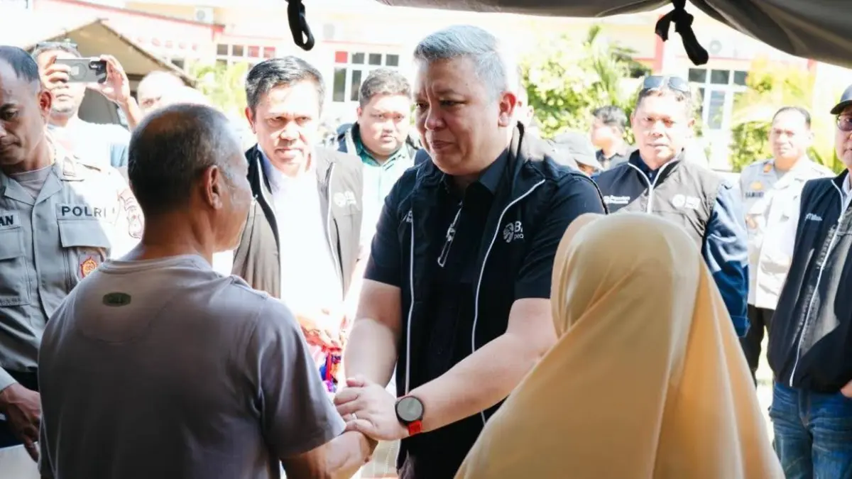 TANGGUNG JAWAB SOSIAL: Jajaran Direksi BRI bersama sejumlah warga terdampak gempa NTT, posko BRI Peduli didirikan.