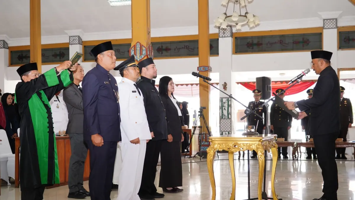 AMBIL SUMPAH: Bupati Ngawi Ony Anwar Harsono melantik pejabat struktural, kepala sekolah, dan kepala puskesmas di Pendapa Wedya Graha, Rabu (19/8). ASEP SYAEFUL BACHRI/JAWA POS RADAR NGAWI