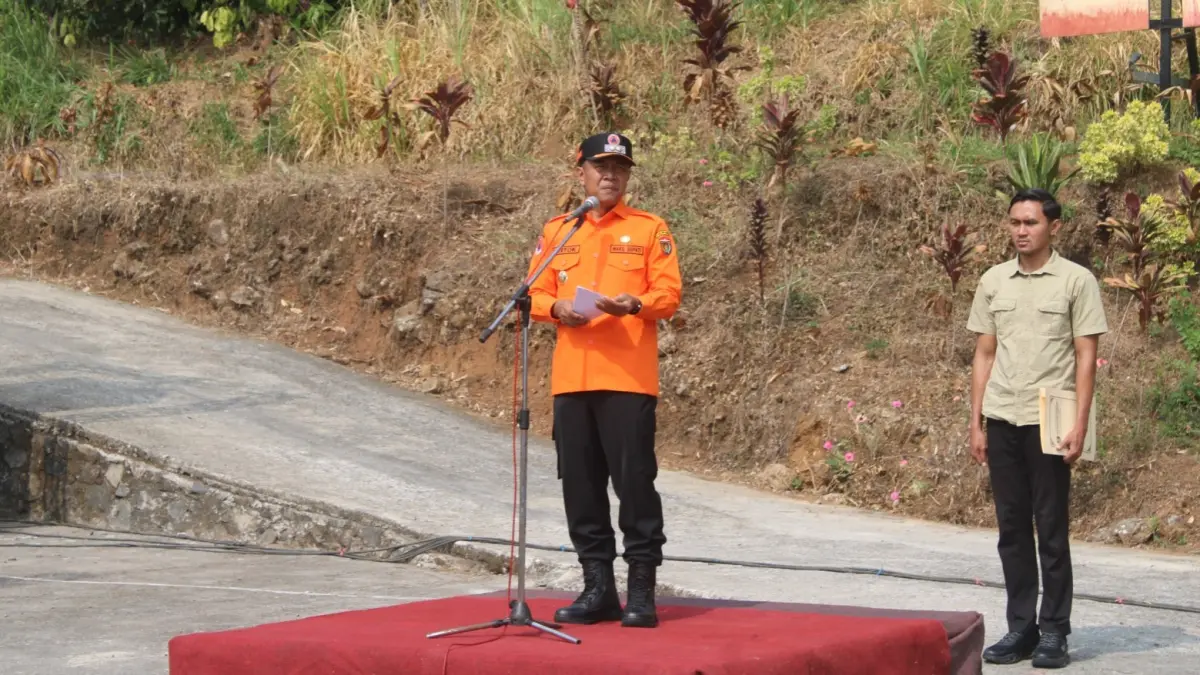 APEL SIAGA: Wakil Bupati Ngawi Dwi Rianto Jatmiko memimpin apel kesiapsiagaan karhutla di kawasan Sengon Hills, Desa Girimulyo, Jogorogo, Kamis (20/8). BPBD NGAWI UNTUK JAWA POS RADAR NGAWI
