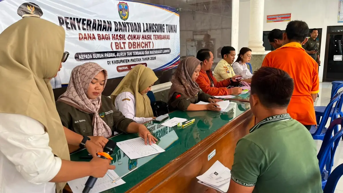 BANSOS: Proses penyaluran BLT DBHCHT di Pacitan. Dinsos menegaskan setiap KPM berhak menerima bantuan Rp 600 ribu untuk alokasi Juli dan Agustus. ISTIMEWA