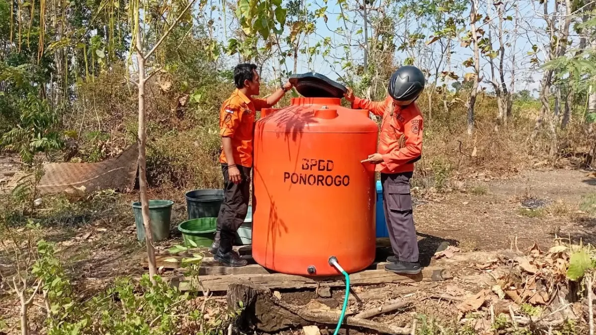 BANTUAN: Petugas BPBD Ponorogo mengecek tandon air untuk kebutuhan warga Dusun Dungus, Desa Karangpatihan, Pulung. BPBD UNTUK JAWA POS RADAR PONOROGO