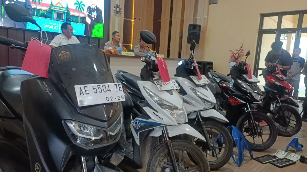 BARANG BUKTI: Tiga sepeda motor hasil pengungkapan kasus curanmor dipamerkan Polres Pacitan sebelum dikembalikan kepada pemiliknya, Rabu (19/8). NUR CAHYONO/JAWA POS RADAR PACITAN