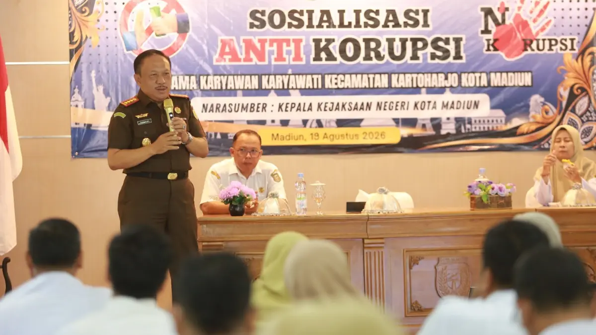 BERANI JUJUR HEBAT: Kajari Kota Madiun Komaidi memberikan sosialisasi antikorupsi kepada ASN Kecamatan Kartoharjo, Rabu (19/8). BAGAS BIMANTARA/JAWA POS RADAR MADIUN