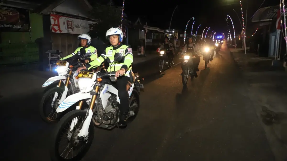 CIPTA KONDISI: Personel gabungan TNI, Polri, Dishub, dan Satpol PP menggelar patroli skala besar untuk menjaga keamanan wilayah Magetan. AJI PUTRA/RADAR MAGETAN
