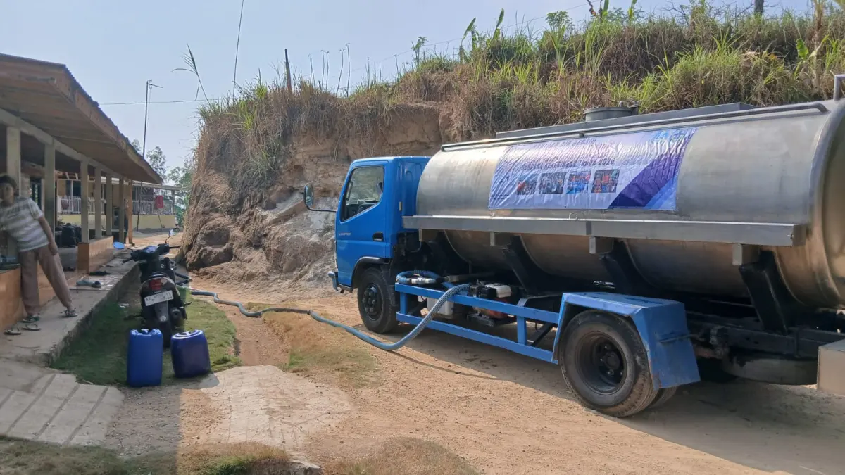 DAMPAK KEMARAU: Petugas BPBD Pacitan melakukan dropping air bersih untuk masyarakat terdampak kekeringan di sejumlah desa. BPBD UNTUK JAWA POS RADAR PACITAN