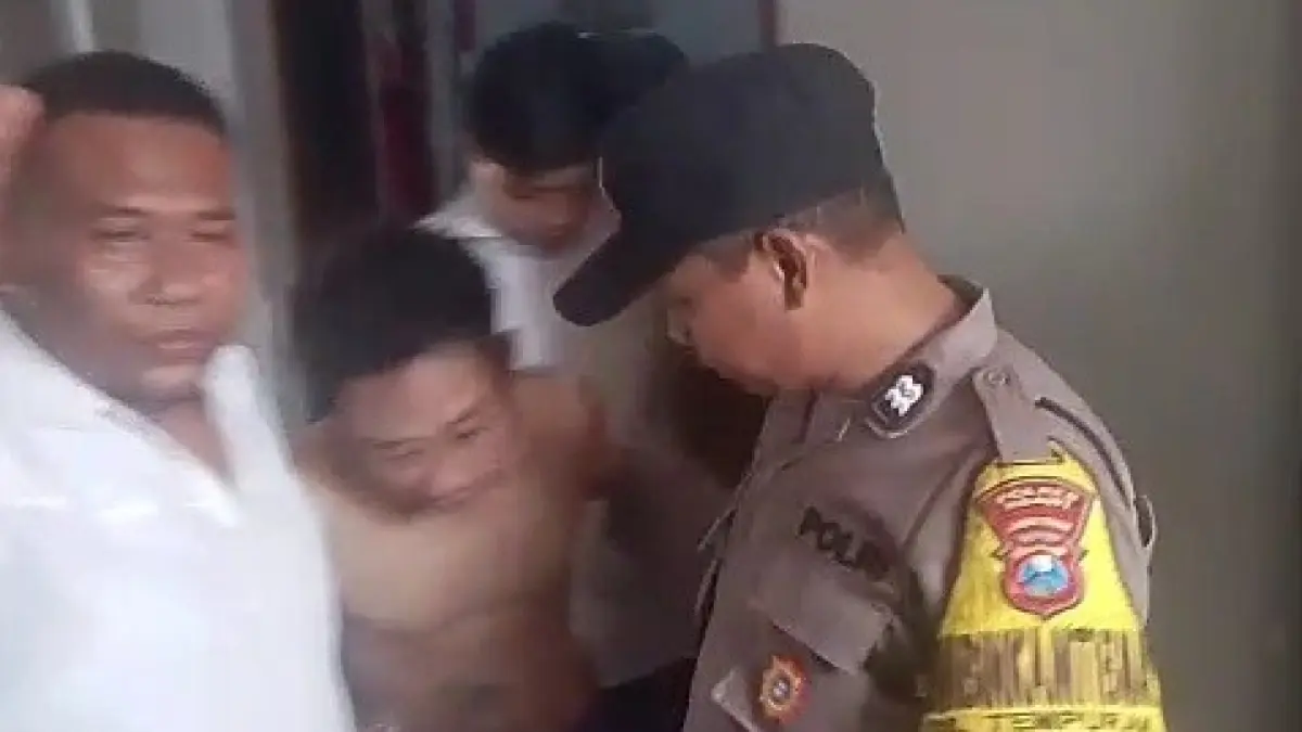DIAMANKAN: Prayit Wahyudi diamankan warga setelah diduga hendak membobol jok motor petani di Desa Ngale, Kecamatan Paron, Ngawi, Rabu (19/8). TANGKAPAN LAYAR/ASEP SYAEFUL BACHRI/JAWA POS RADAR NGAWI