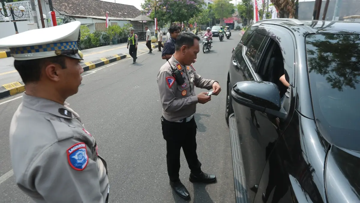 KENA SEMPRIT: Petugas gabungan memeriksa pengendara dalam razia pajak kendaraan dan lalu lintas di Jalan Jawa, Kota Madiun, Kamis (20/8). BAGAS BIMANTARA/JAWA POS RADAR MADIUN
