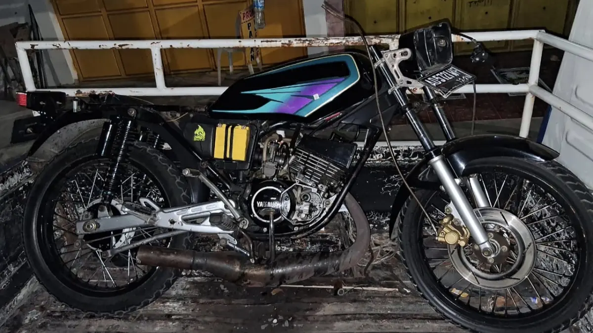 LAKA MAUT: Sepeda motor korban mengalami kerusakan parah setelah terlibat kecelakaan dengan truk di Jalan Raya Kebonsari–Geger, Desa Balerejo, Rabu malam (19/8). ISTIMEWA