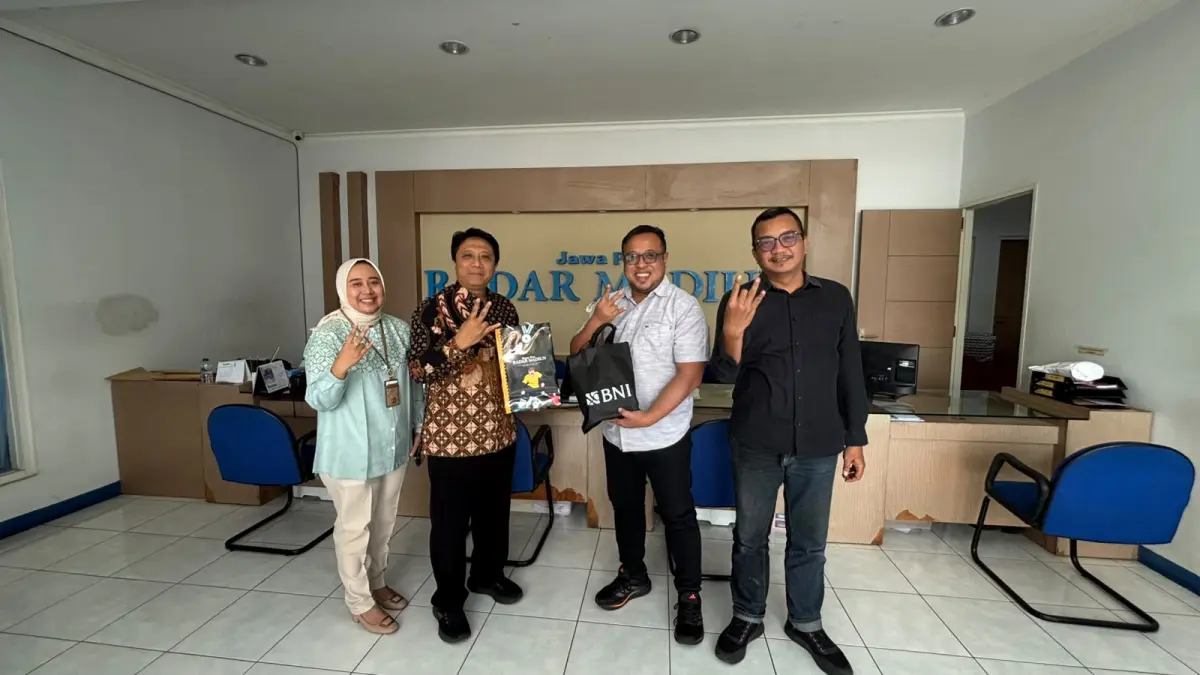 Pemimpin Cabang BNI Madiun Wasis Suryo Adi (dua dari kiri) bersama Direktur Jawa Pos Radar Madiun Ockta Prana (dua dari kanan).