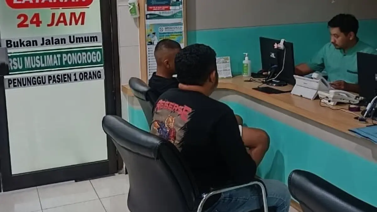 PENANGKAPAN: Sidik Yuni Hidayat dan Galang Satria Permana menjalani pemeriksaan setelah ditangkap terkait kasus pengeroyokan di Sambit. POLSEK SAMBIT UNTUK JAWA POS RADAR PONOROGO