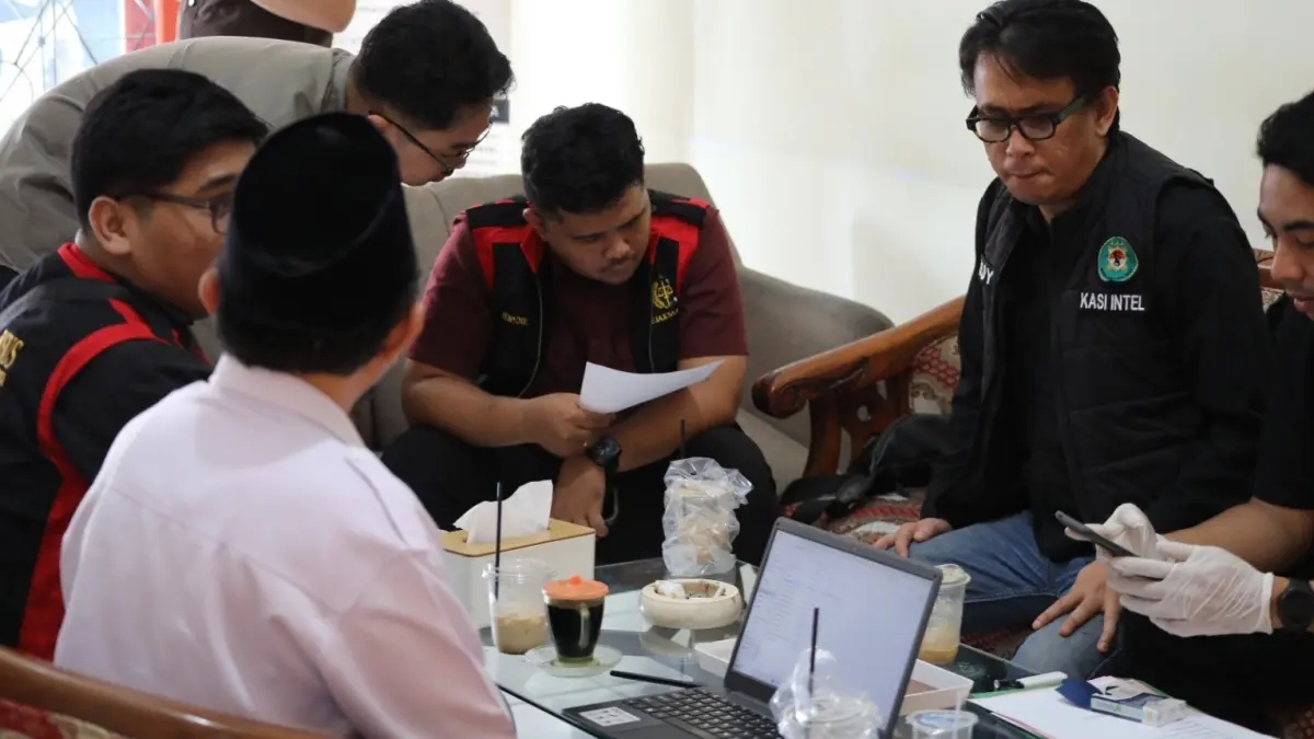 Pihak Kejari Kota Madiun saat melakukan penggeledahan di kantor Bawaslu setempat pada Rabu (19/8). FOTO: KEJARI KOTA MADIUN