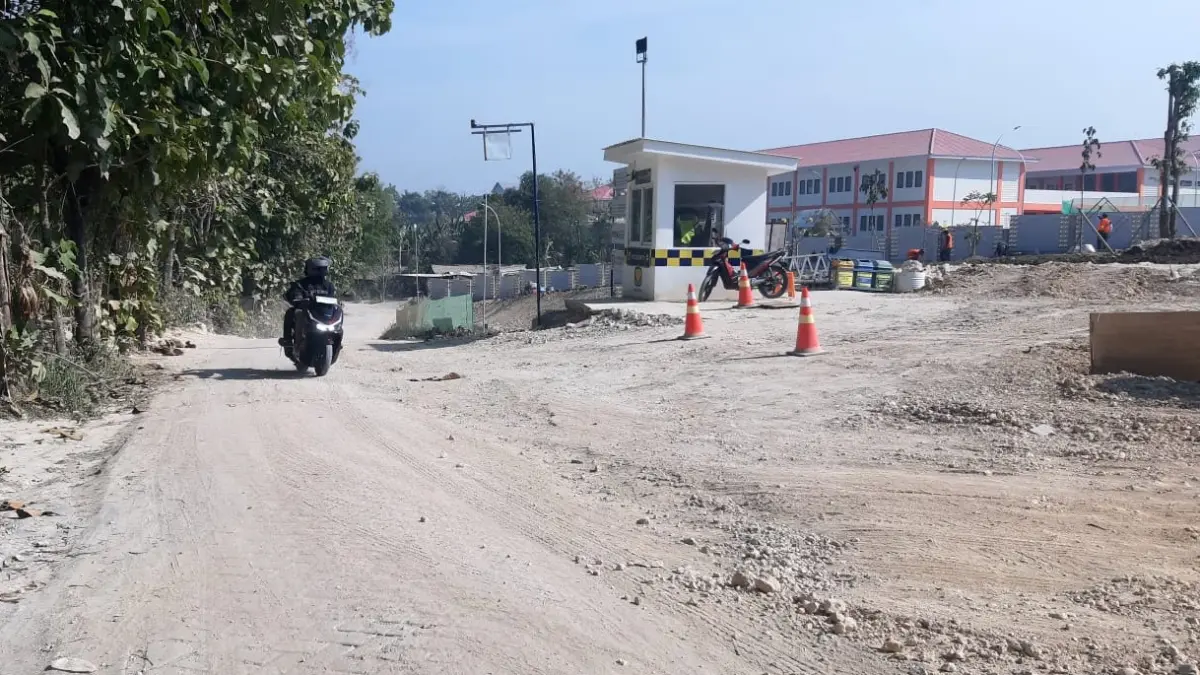RUSAK: Kondisi akses jalan menuju Sekolah Rakyat Terintegrasi 1 Ngawi di Desa Karangtengah Prandon yang direncanakan mendapat penanganan senilai Rp 3,4 miliar. ASEP SYAEFUL BACHRI/JAWA POS RADAR NGAWI