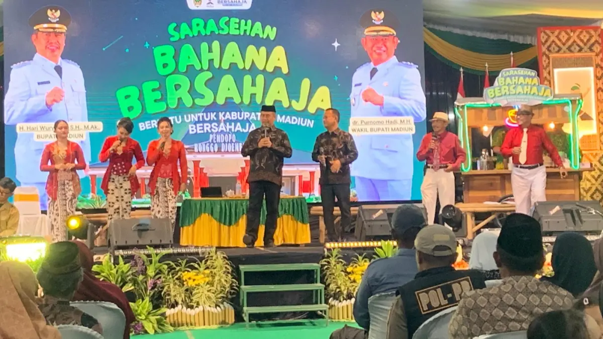 SARASEHAN: Bupati Madiun Hari Wuryanto dan Wakil Bupati Purnomo Hadi menyerap aspirasi warga dalam Bahana Bersahaja di Desa Teguhan. LODITYA F/RADAR CARUBAN